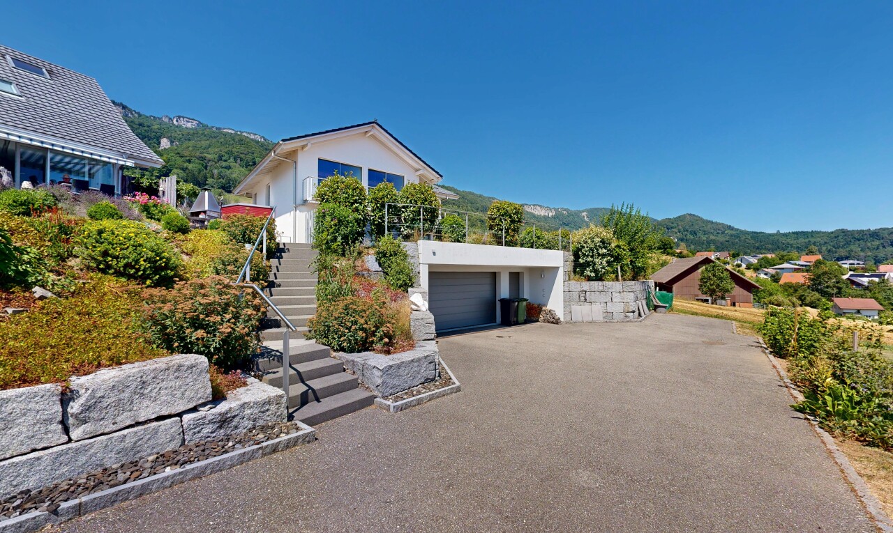 außenansicht mit blick auf die berge, mountain view, treppen, auffahrt, und day time