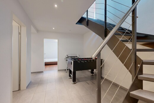 treppe mit drywall, gipskartonwand, baseboards wall, sockelleisten, und recessed lighting