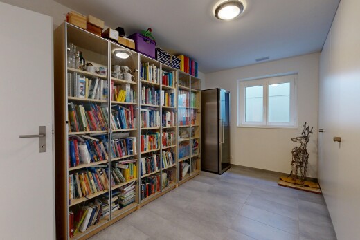 zimmer / schlafzimmer mit kühlschrank, light floor, gipskartonwand, drywall, und natürliches licht