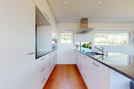 küche mit weiße schränke, white cabinets, holzfußboden, wood finish floor, und dunstabzugshaube