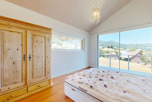 zimmer / schlafzimmer mit holzfußboden, wood finish floor, gipskartonwand, drywall, und inside property