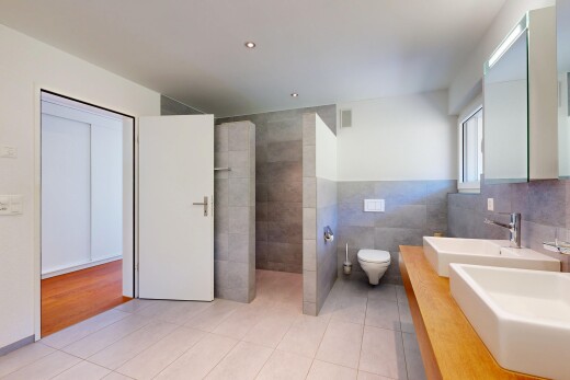 bad mit doppelwaschtisch, komplettes badezimmer, inside property, spiegel, und gipskartonwand