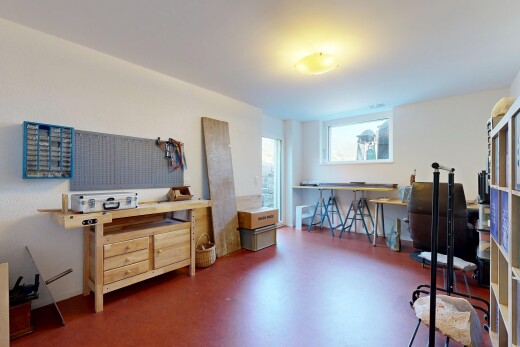 büro mit inside property, drywall, gipskartonwand, natural light, und natürliches licht