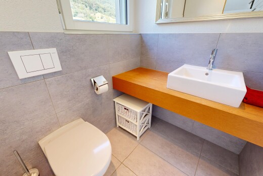 bad mit fliesenwand, tile wall, waschbecken, schminktisch, und inside property