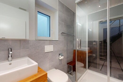 bad mit fliesenwand, tile wall, waschbecken, dusche, und komplettes badezimmer