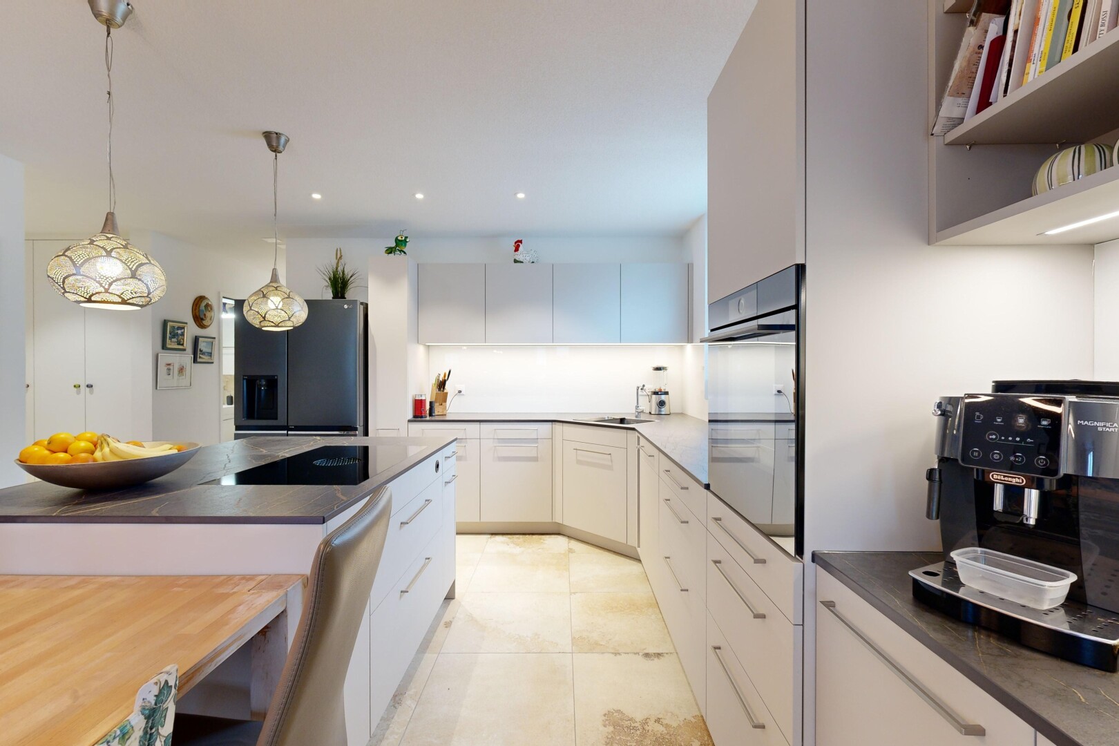 küche mit weiße schränke, fliesenboden, pendelleuchte, kühlschrank, und offene regale