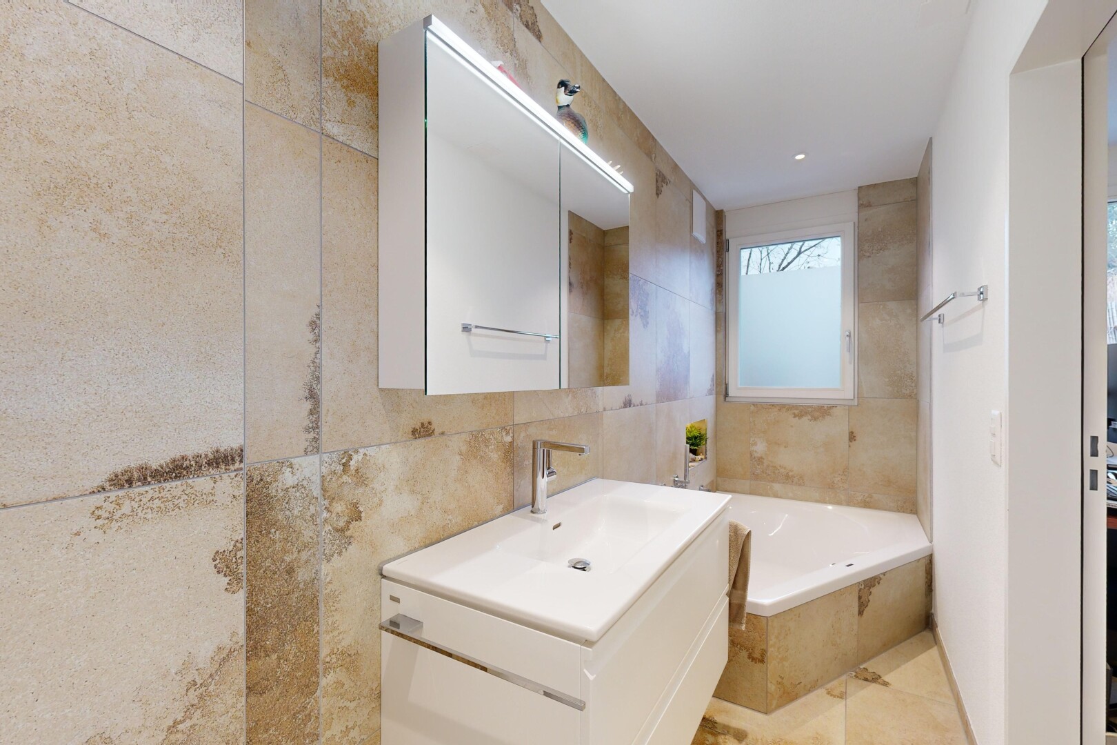 bad mit natürliches licht, schminktisch, fliesenwand, bad, und spiegel