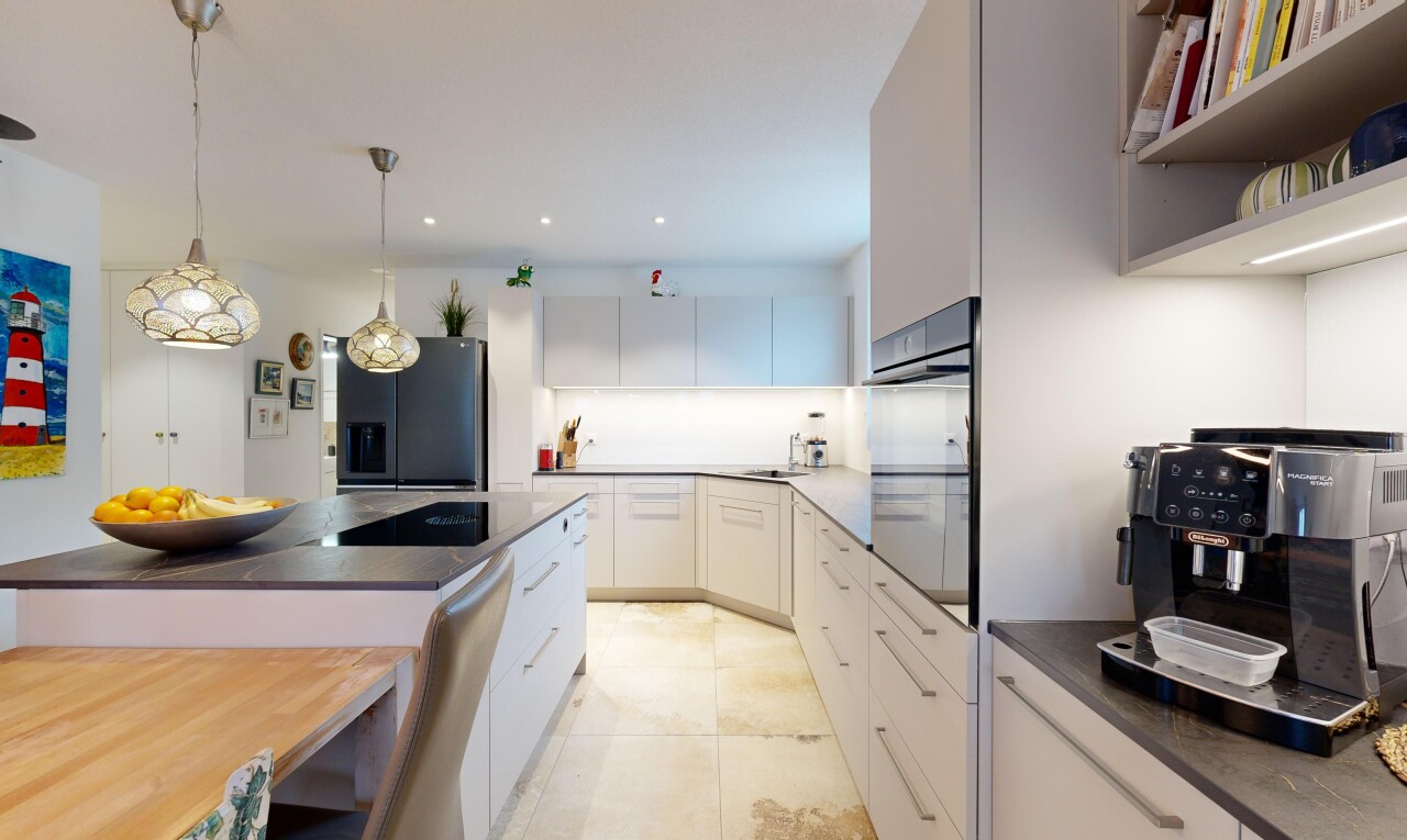 küche mit weiße schränke, fliesenboden, pendelleuchte, kühlschrank, und offene regale