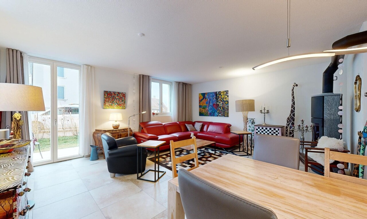 wohn- / esszimmer mit fliesenboden und natürliches licht