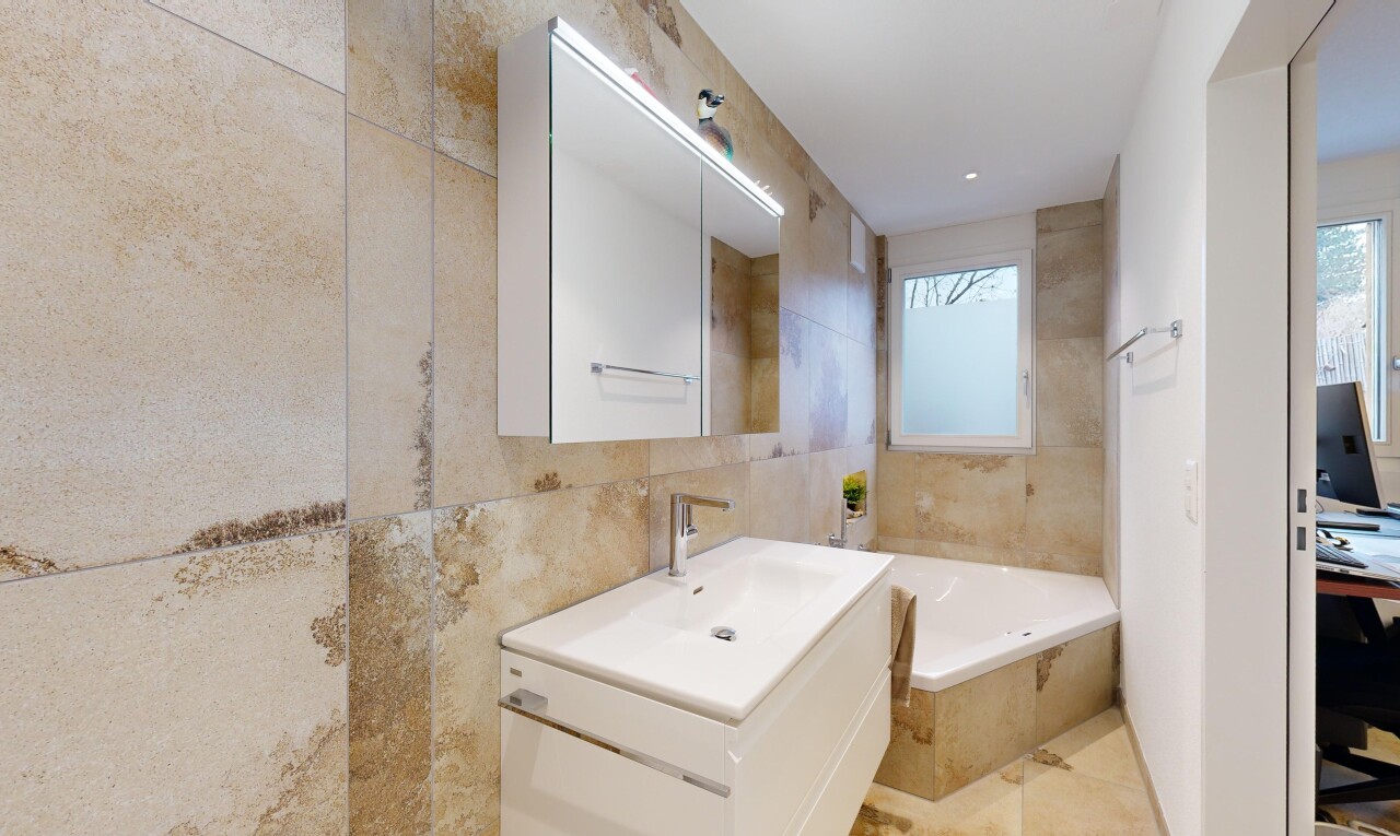 bad mit natürliches licht, schminktisch, fliesenwand, bad, und spiegel