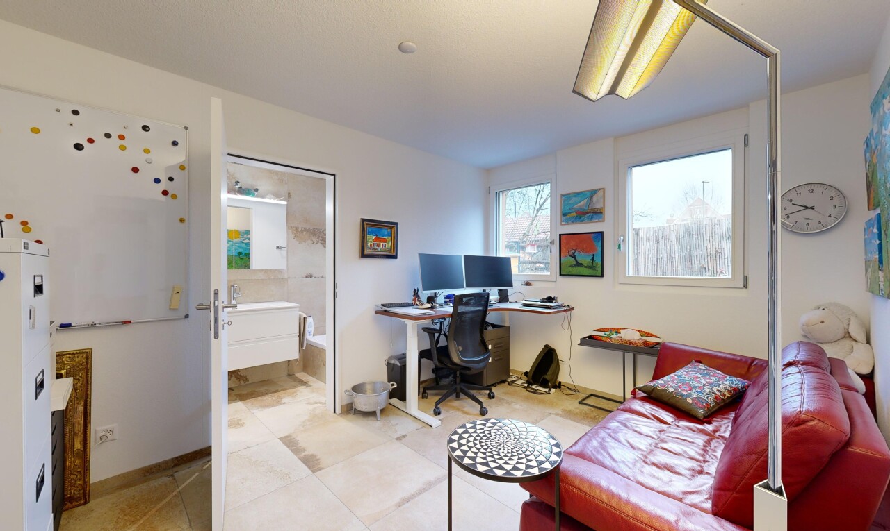 büro mit fernseher und natürliches licht