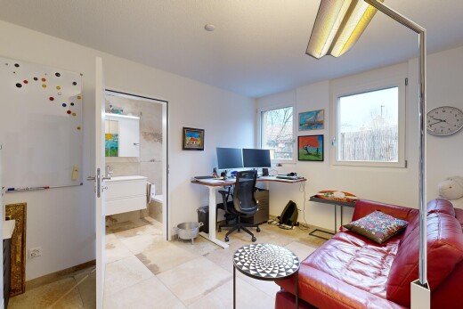 büro mit fernseher und natürliches licht