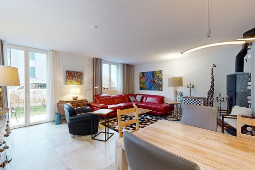 wohn- / esszimmer mit fliesenboden und natürliches licht