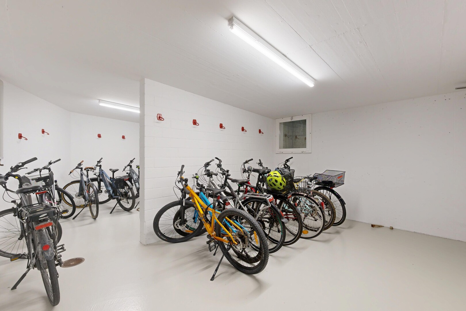 fitnessstudio mit finished concrete floor, concrete floor, drywall, und inside community