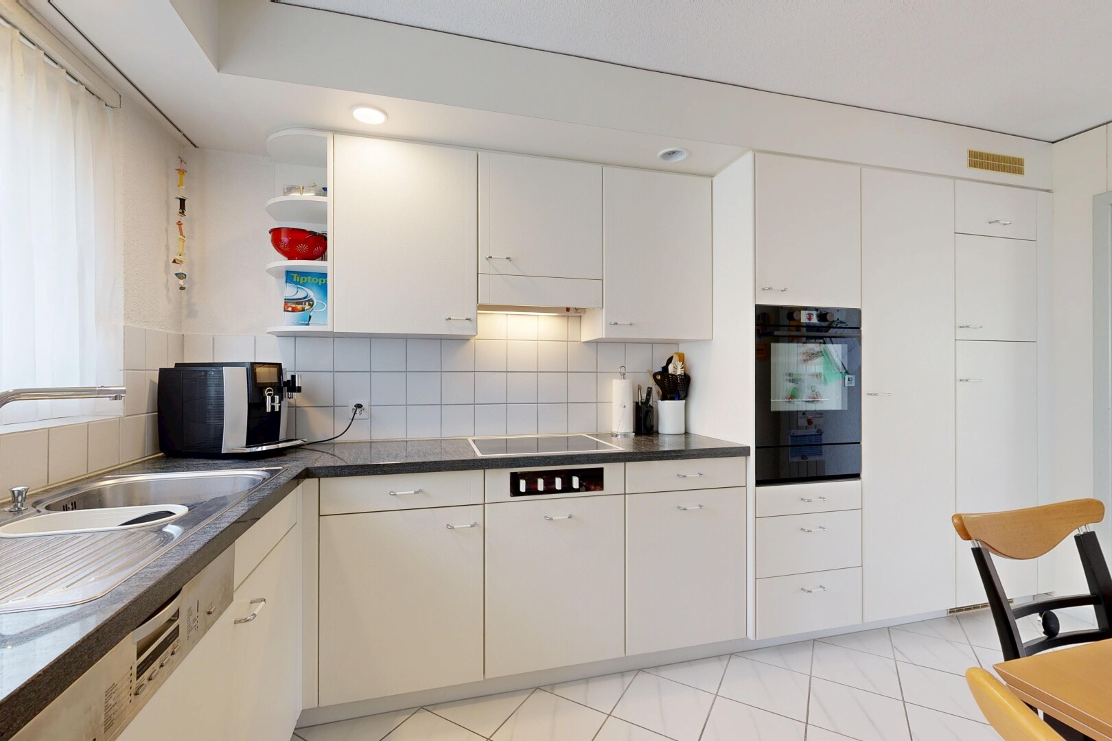 küche mit open shelves, offene regale, dark countertops, arbeitsplatten, und waschbecken