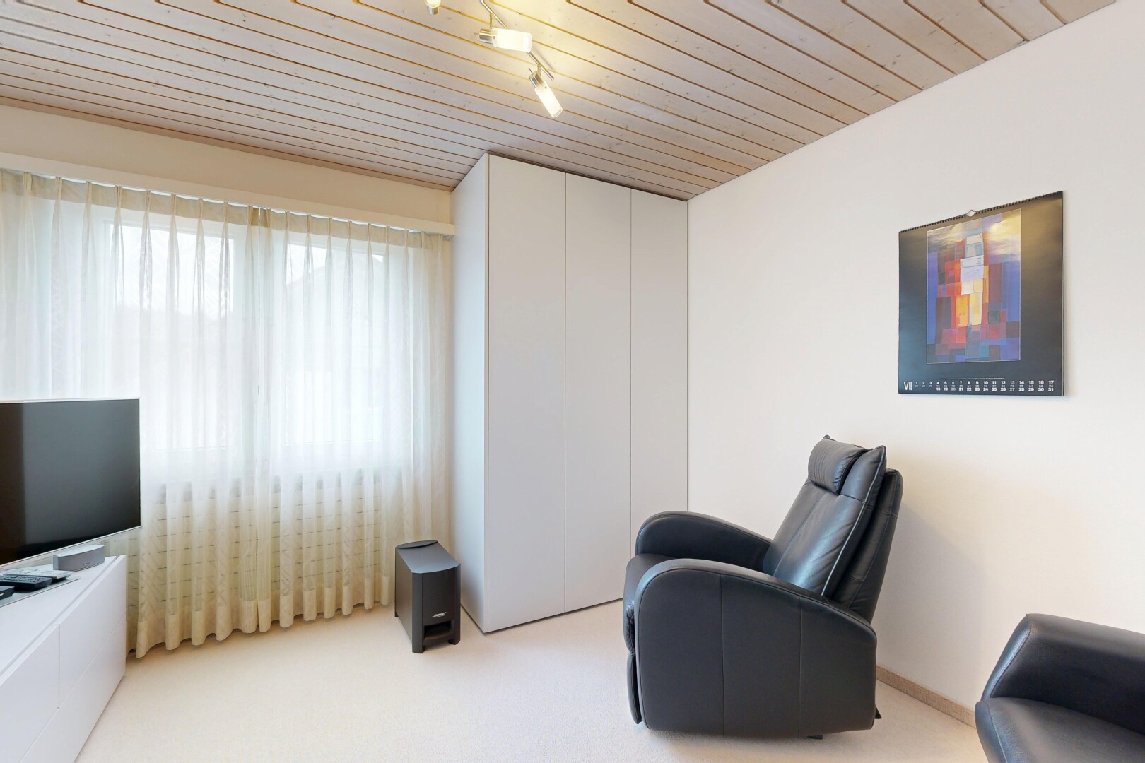 wohnzimmer mit wood ceiling, holzdecke, drywall, gipskartonwand, und natural light