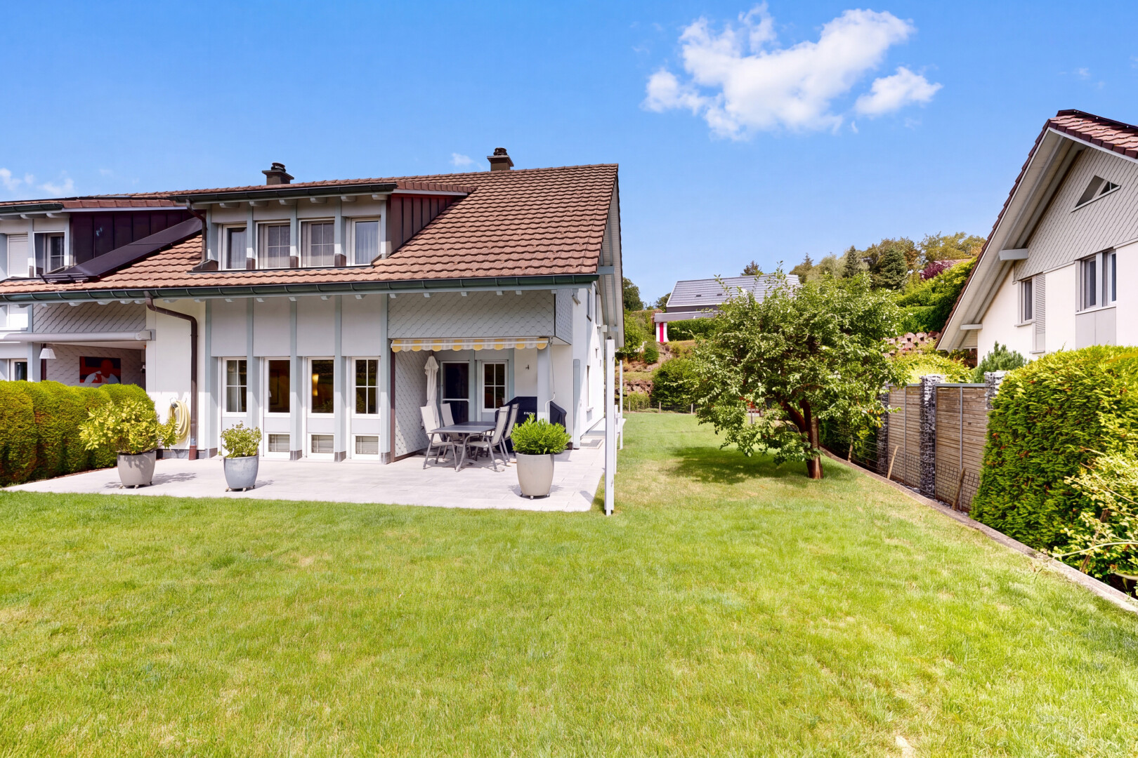 außenansicht mit schornstein, from property, rasen, terrasse, und day time