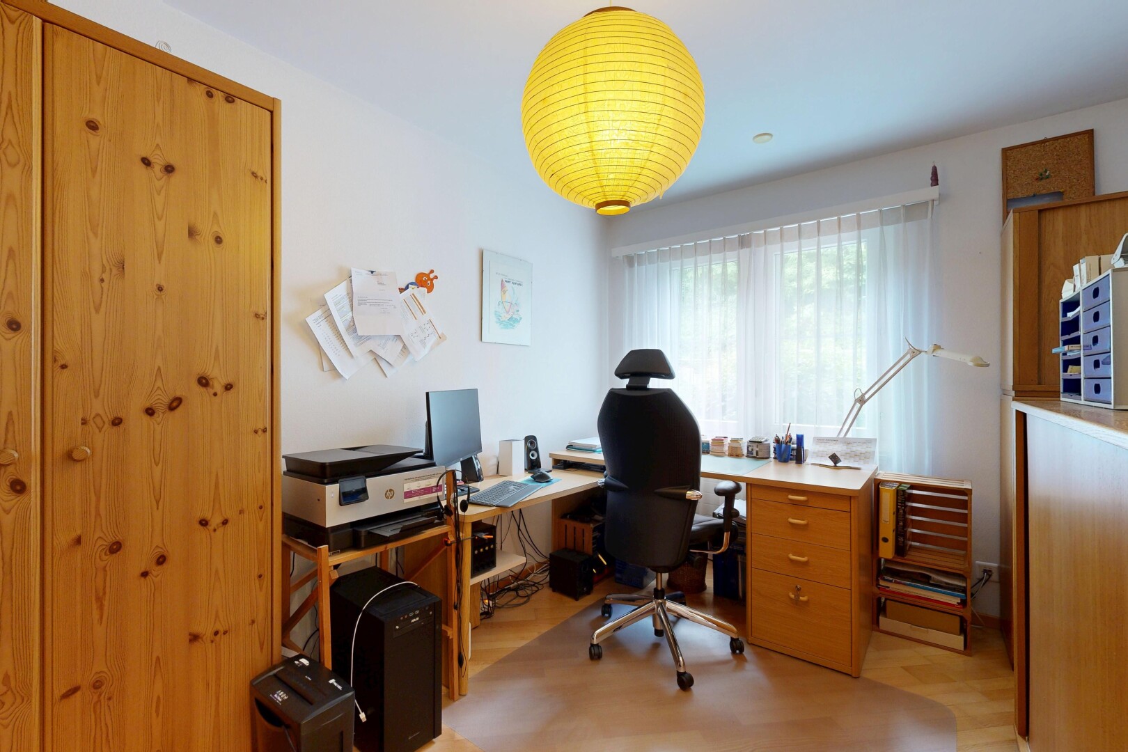 büro mit natural light, natürliches licht, wood finish floor, holzfußboden, und inside property