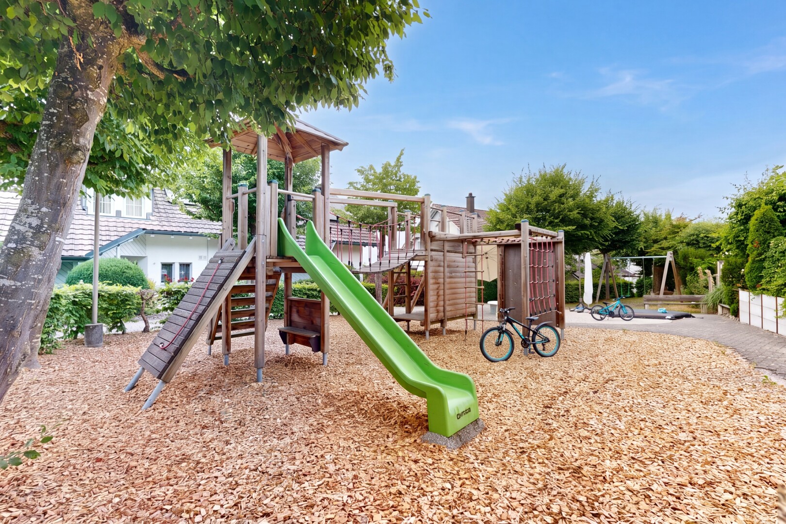terrasse mit spielplatz und day time