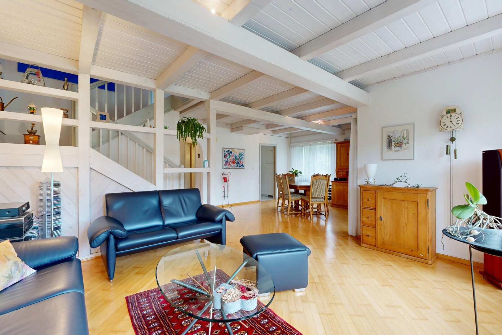 wohn- / esszimmer mit inside property, wood finish floor, holzfußboden, beamed ceiling, und balkendecke