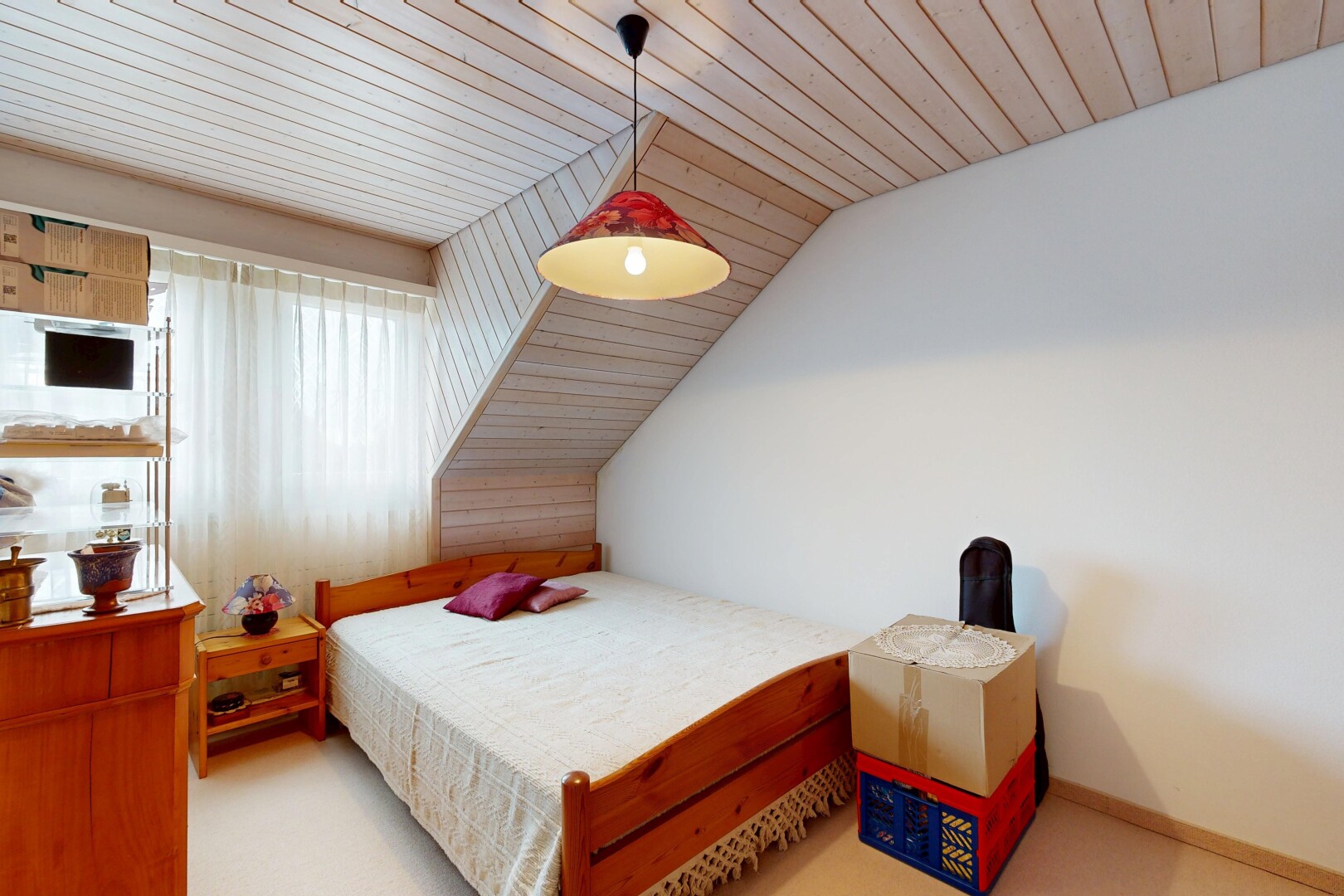 zimmer / schlafzimmer mit wood ceiling, holzdecke, inside property, vaulted ceiling, und dachschräge