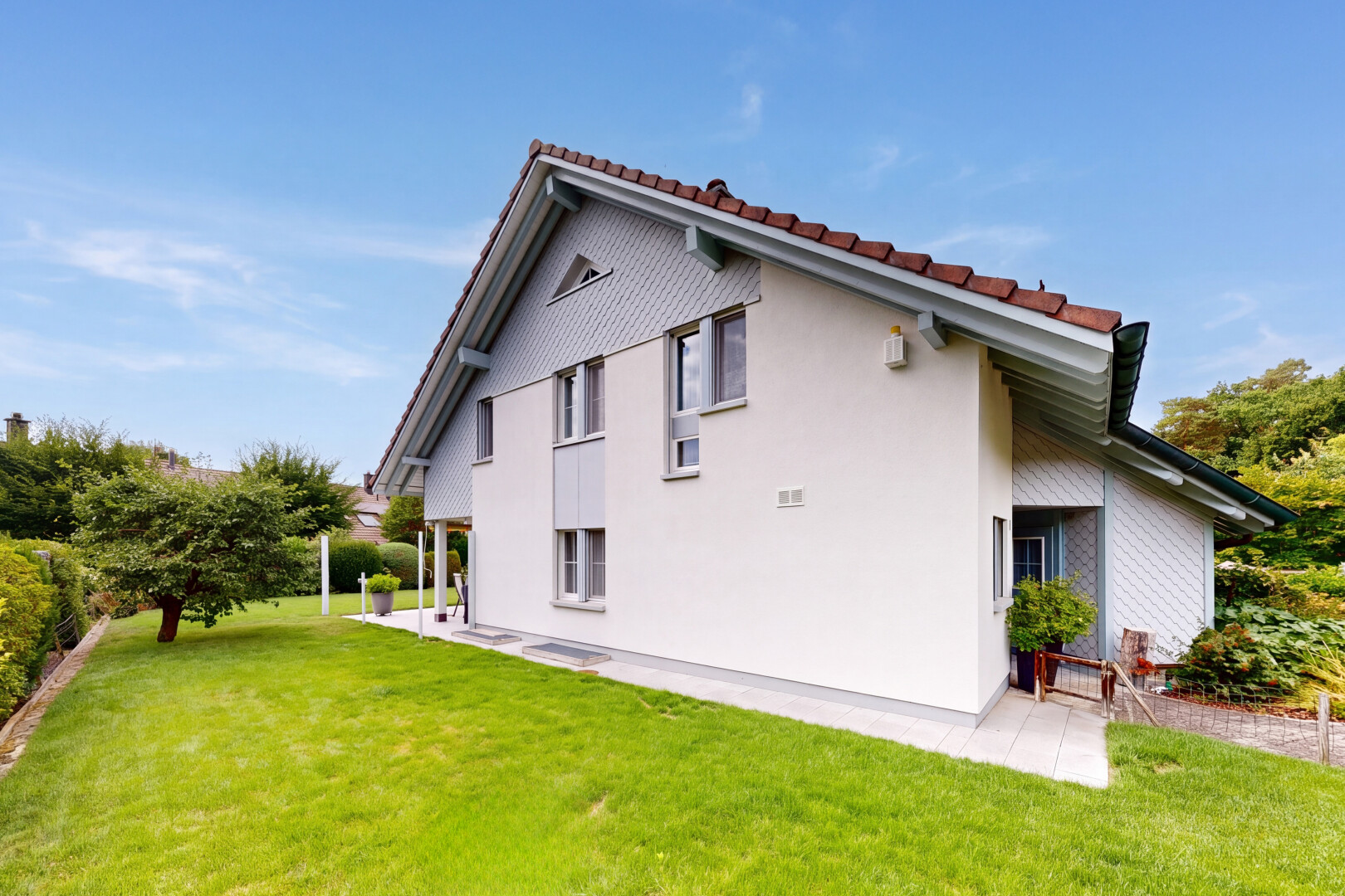 außenansicht mit rasen, stuckverkleidung, from property, ziegeldach, und day time