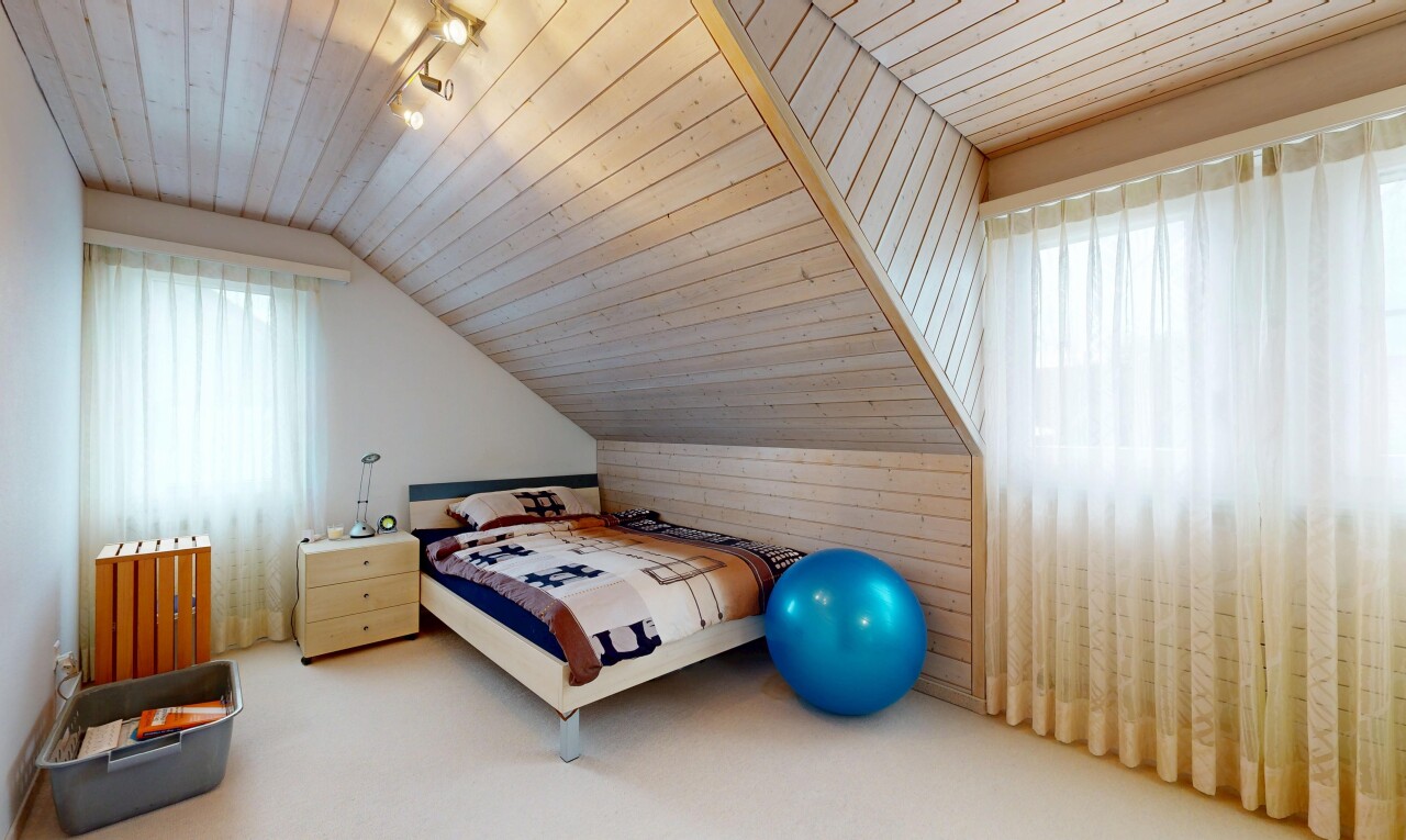 zimmer / schlafzimmer mit wood ceiling, holzdecke, zusätzliches zimmer, track lighting, und deckenbeleuchtung