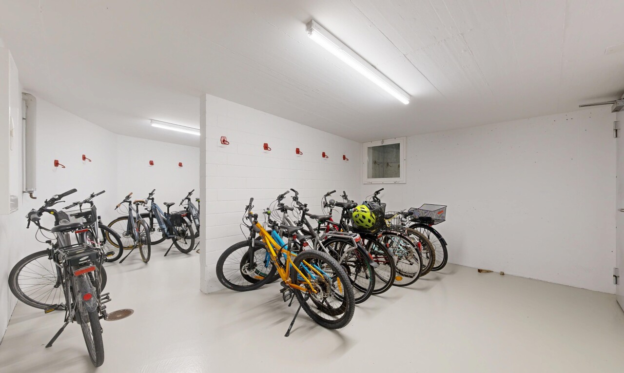 fitnessstudio mit finished concrete floor, concrete floor, drywall, und inside community