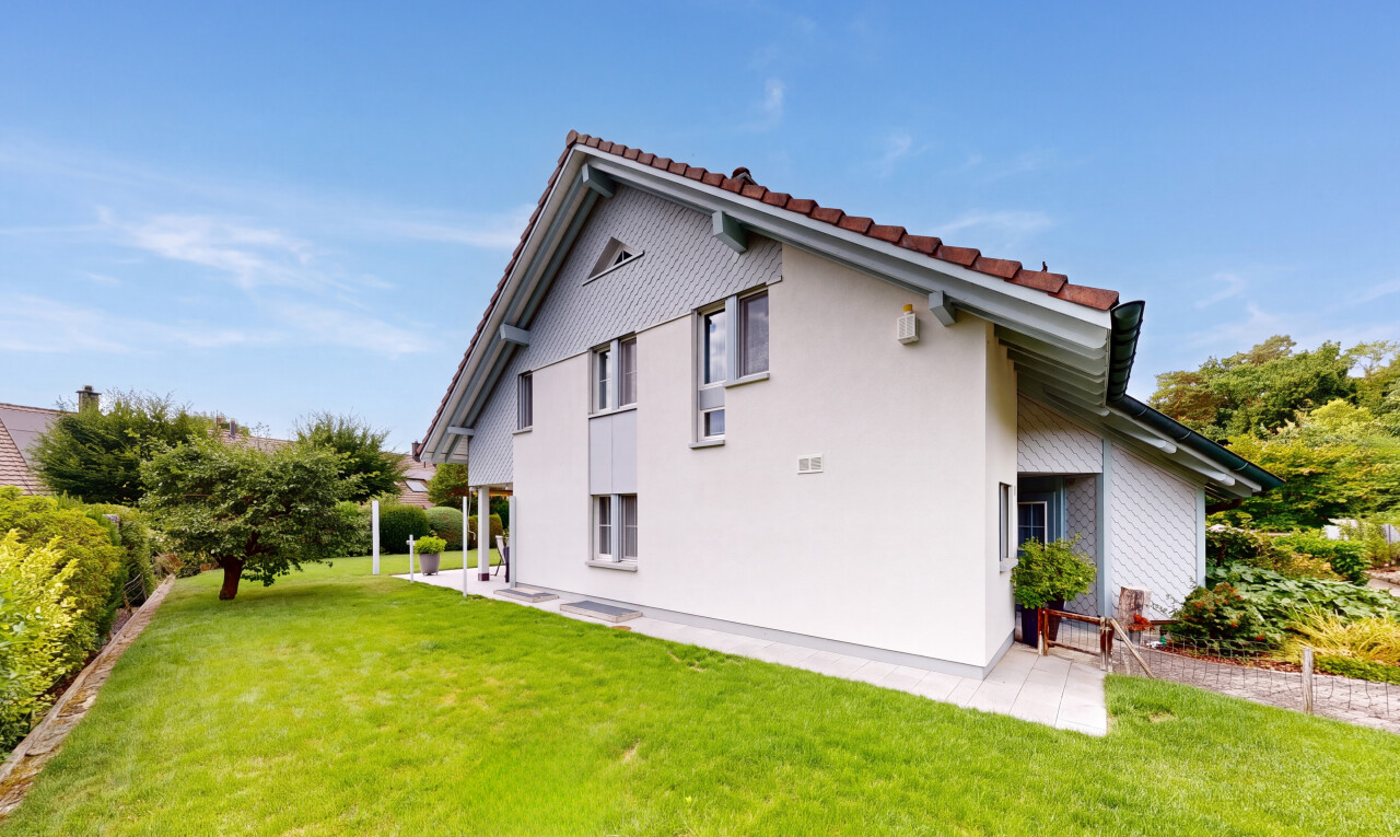 außenansicht mit rasen, stuckverkleidung, from property, ziegeldach, und day time