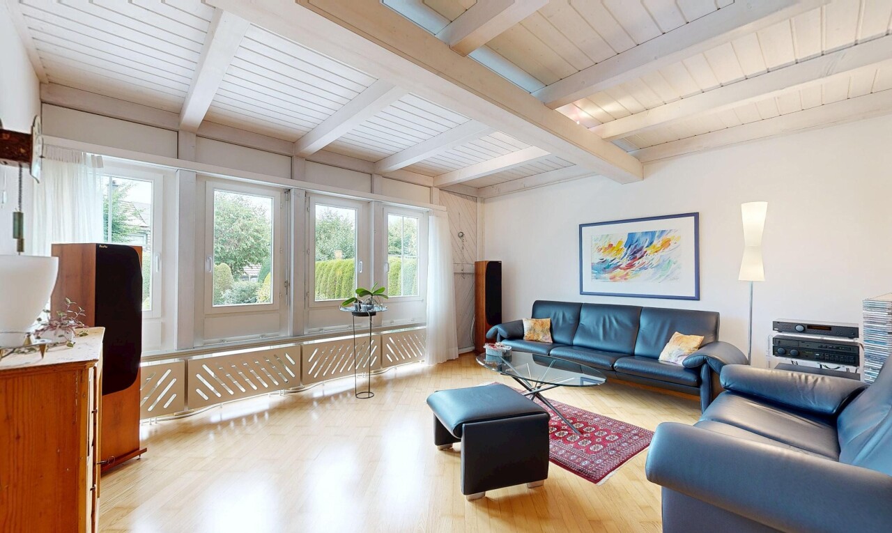 wohnzimmer mit wood finish floor, holzfußboden, inside property, drywall, und gipskartonwand
