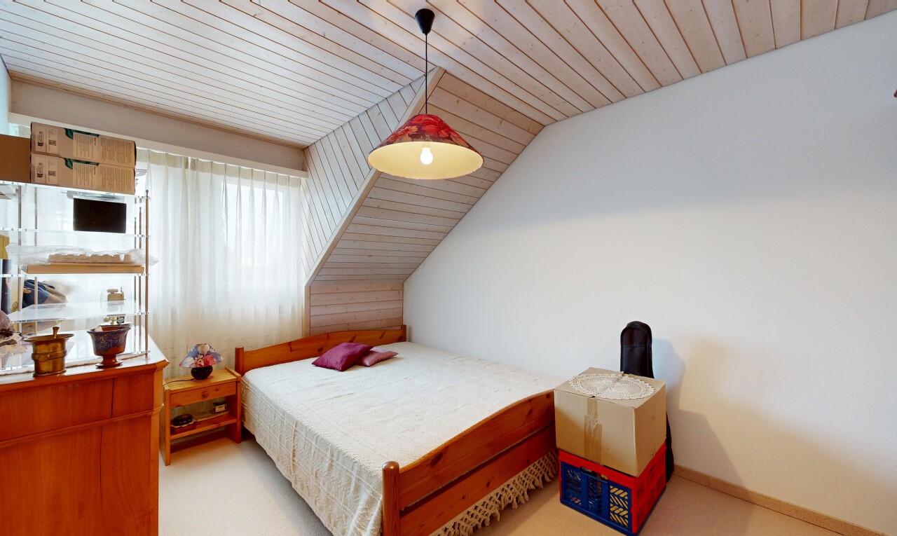 zimmer / schlafzimmer mit wood ceiling, holzdecke, inside property, vaulted ceiling, und dachschräge