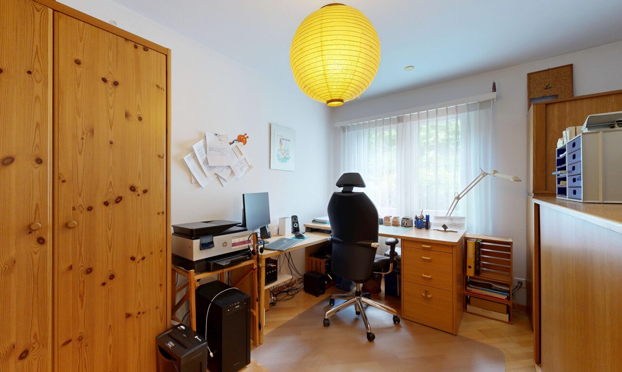 büro mit natural light, natürliches licht, wood finish floor, holzfußboden, und inside property
