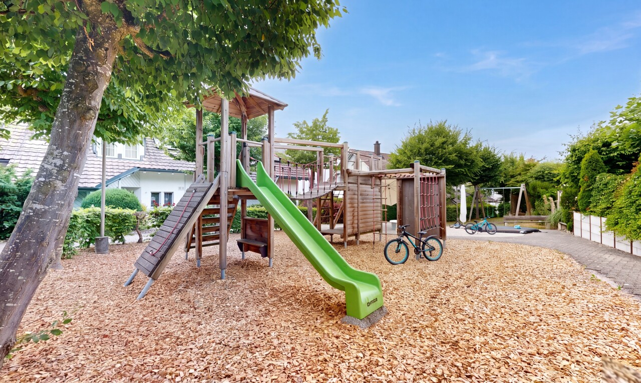 terrasse mit spielplatz und day time