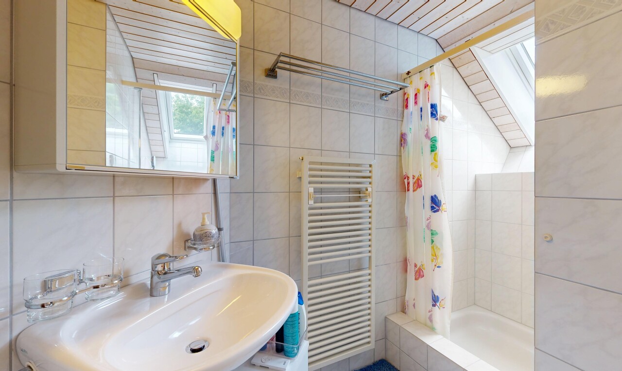 bad mit spiegel, inside property, tile wall, fliesenwand, und kühler