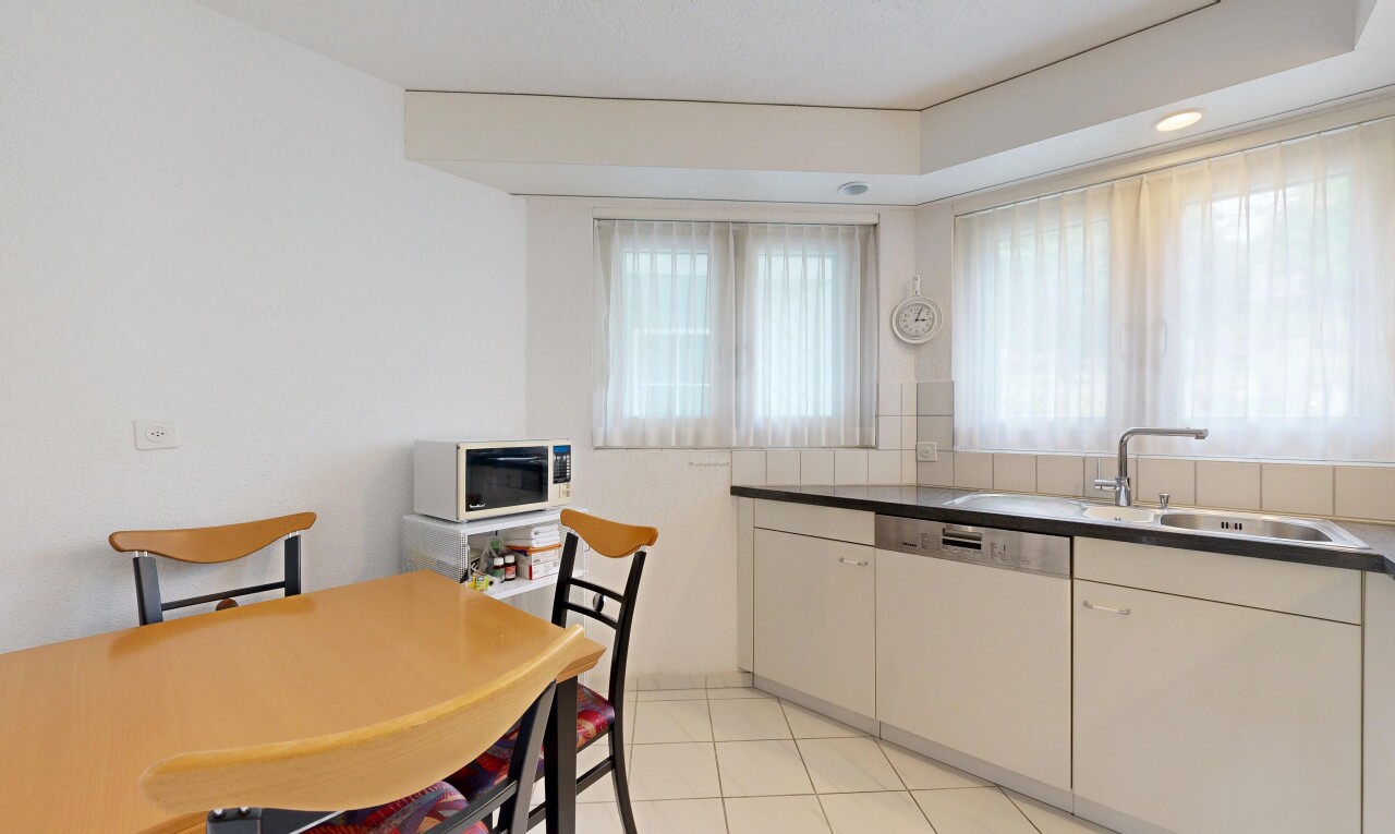küche mit natural light, natürliches licht, arbeitsplatten, dark countertops, und light floor