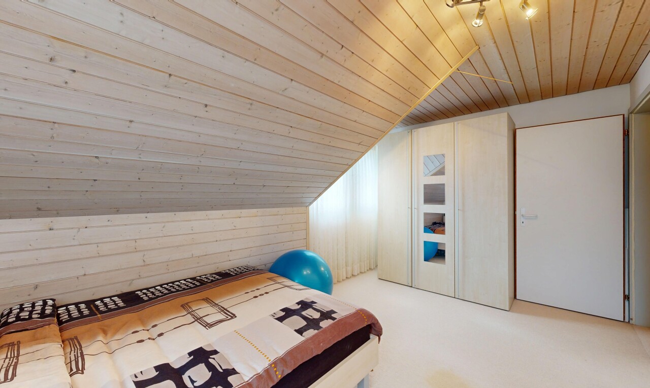 zimmer / schlafzimmer mit zusätzliches zimmer, wood wall, holzwand, vaulted ceiling, und dachschräge