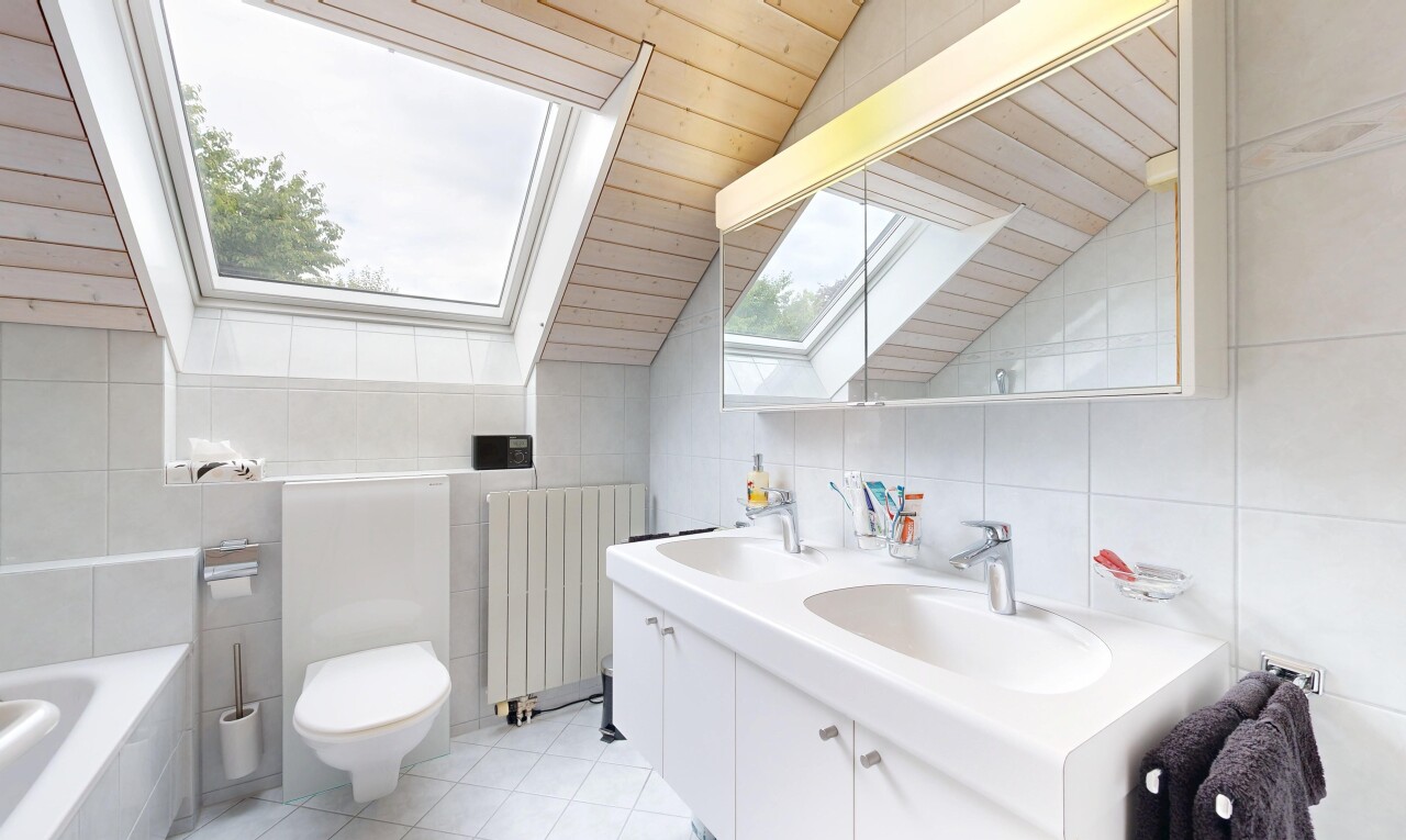 bad mit doppelwaschtisch, spiegel, komplettes badezimmer, tile wall, und fliesenwand
