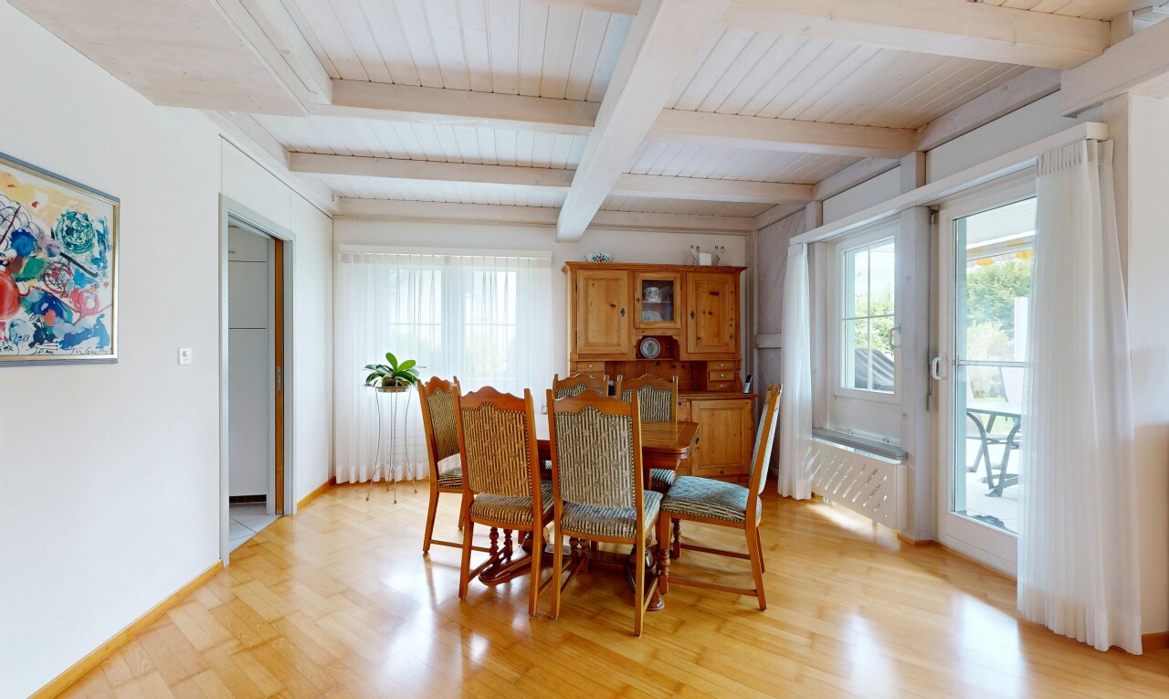 esszimmer mit inside property, wood finish floor, holzfußboden, drywall, und gipskartonwand