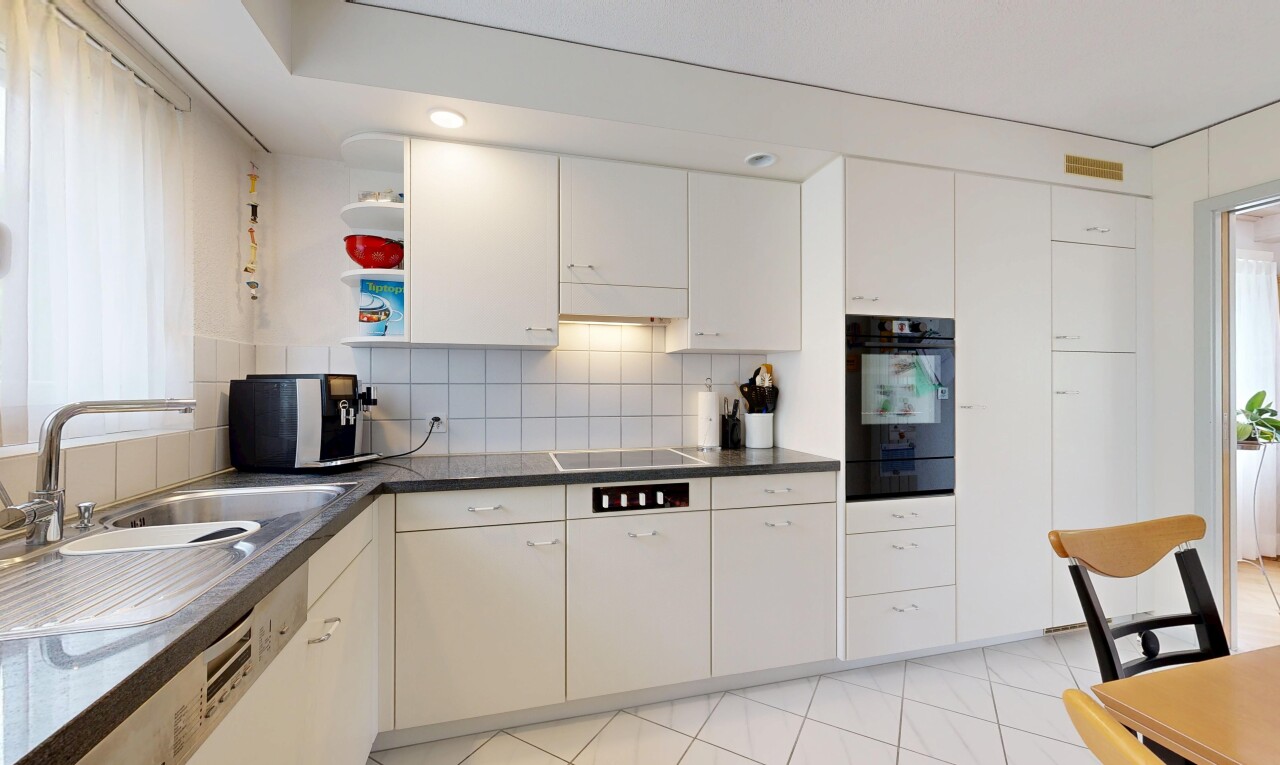küche mit open shelves, offene regale, dark countertops, arbeitsplatten, und waschbecken