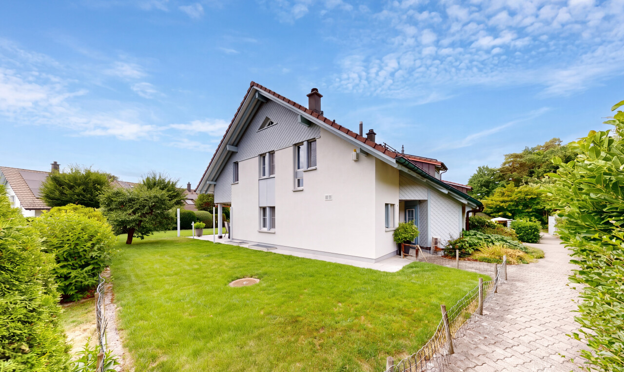 außenansicht mit property visible, rasen, stuckverkleidung, schornstein, und day time