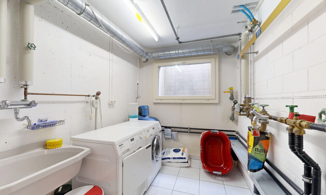 wäschekammer mit waschbecken, wäscherei, inside community, drywall, und light floor