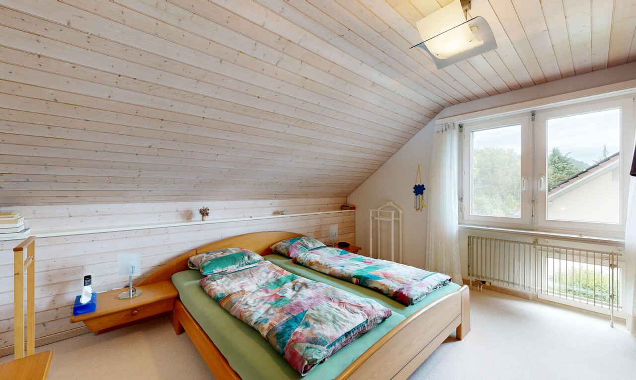 zimmer / schlafzimmer mit zusätzliches zimmer, vaulted ceiling, dachschräge, wood ceiling, und holzdecke