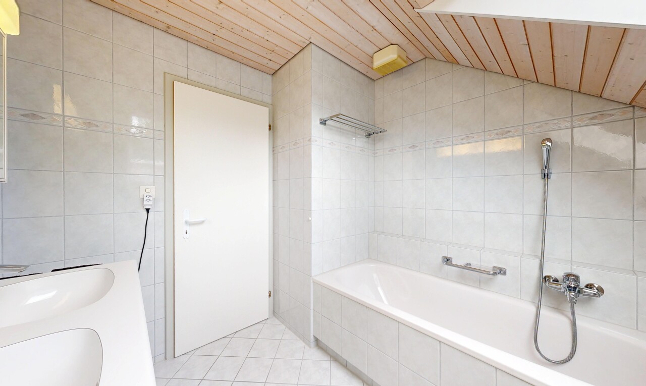 bad mit tile wall, fliesenwand, komplettes badezimmer, tile floor, und fliesenboden