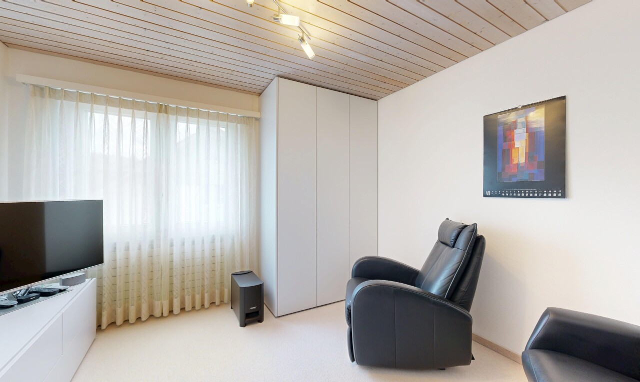 wohnzimmer mit wood ceiling, holzdecke, drywall, gipskartonwand, und natural light