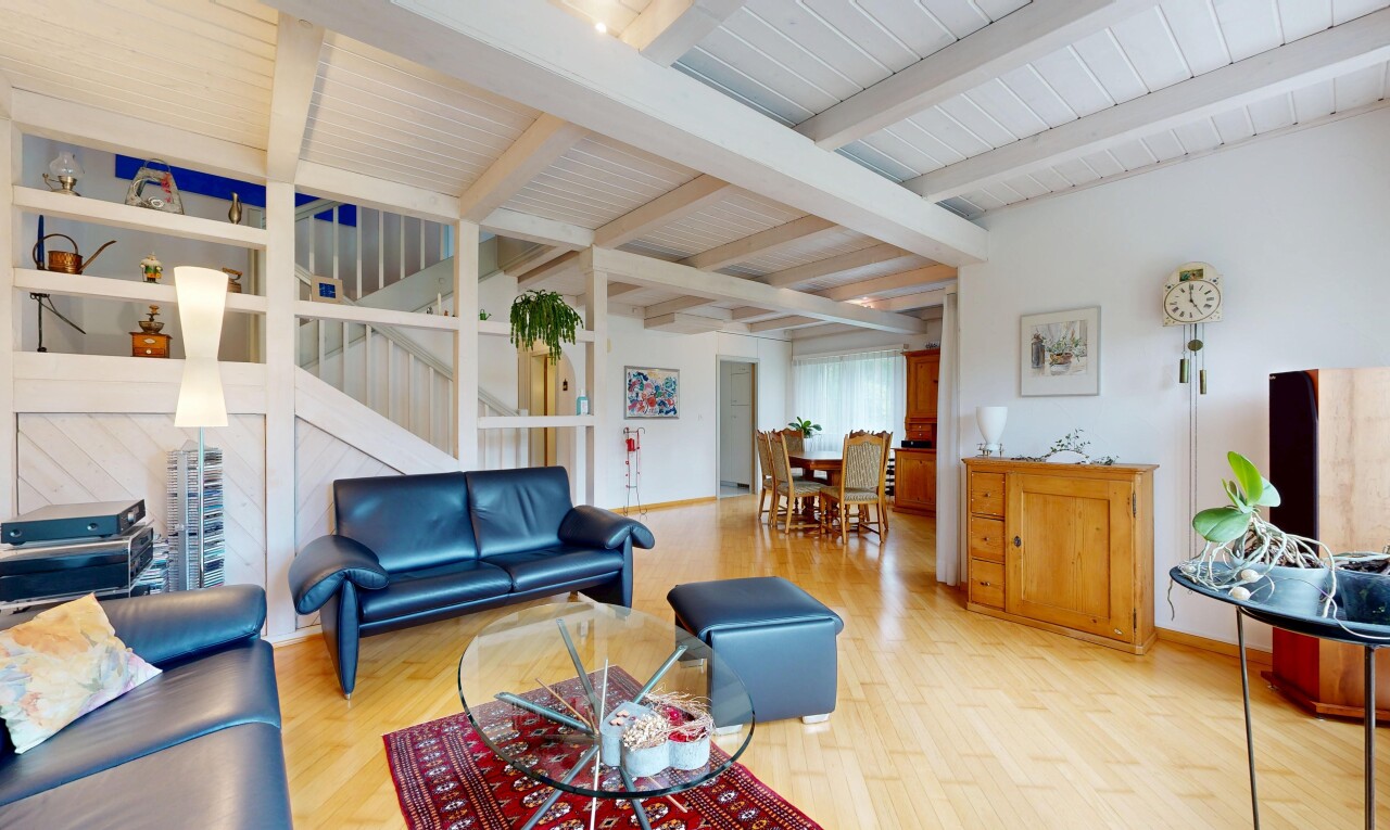 wohn- / esszimmer mit inside property, wood finish floor, holzfußboden, beamed ceiling, und balkendecke