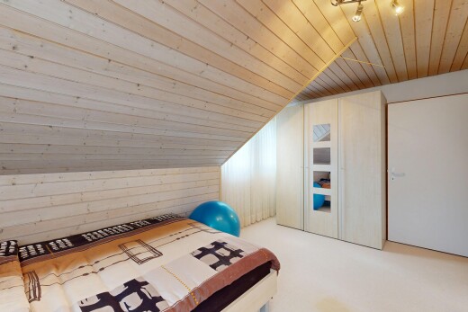 zimmer / schlafzimmer mit zusätzliches zimmer, wood wall, holzwand, vaulted ceiling, und dachschräge