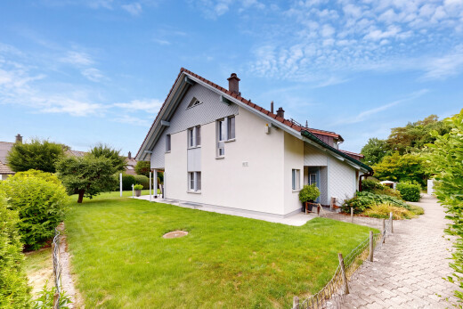 außenansicht mit property visible, rasen, stuckverkleidung, schornstein, und day time