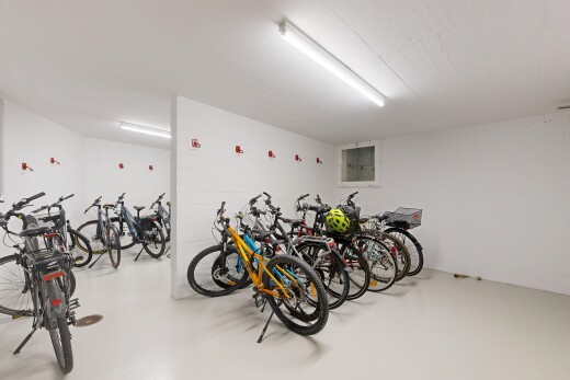 fitnessstudio mit finished concrete floor, concrete floor, drywall, und inside community