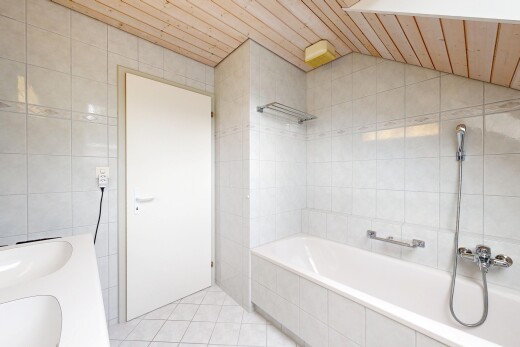 bad mit tile wall, fliesenwand, komplettes badezimmer, tile floor, und fliesenboden