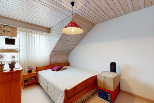 zimmer / schlafzimmer mit wood ceiling, holzdecke, inside property, vaulted ceiling, und dachschräge